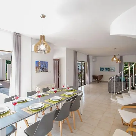 Villa Nepou - Beautiful 4 Bedroom - Located In With Private Pool Agia Napa