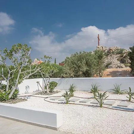 Nepou - Beautiful 4 Bedroom - Located In With Private Pool *