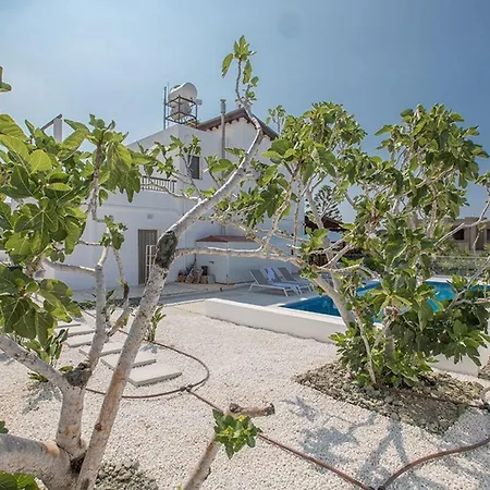 Nepou - Beautiful 4 Bedroom - Located In With Private Pool